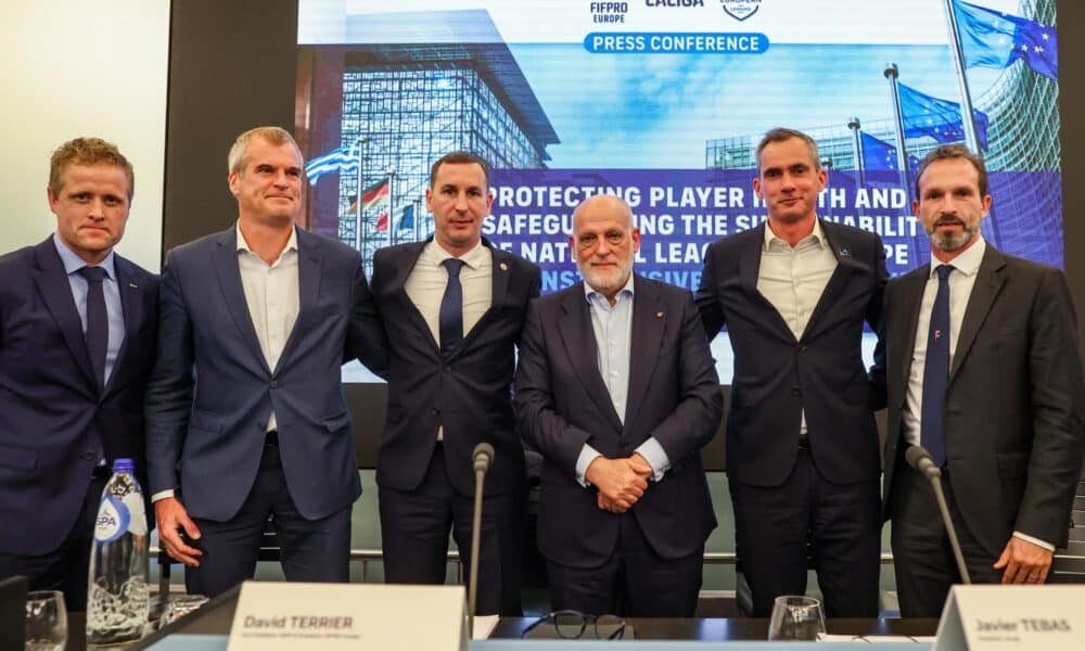 El presidente del sindicato noruego NISO, Kristoffer Vatshaug; Mathieu Moreuil, director de Relaciones Internacionales de Fútbol y Asuntos de la UE de la Premier League; el presidente FIFPRO Europa, David Terrier; el presidente de LaLiga, Javier Tebas, el CEO de Pro League belga, Lorin Parys; y Umberto Calcagno, presidente de la Asociación de Futbolistas italianos, durante la rueda de prensa de este lunes en Bruselas. EFE/EPA/OLIVIER HOSLET