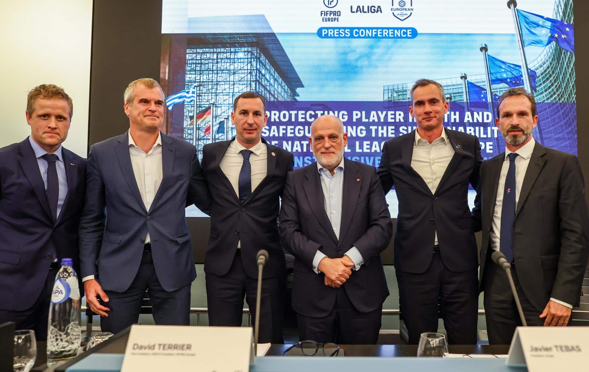 El presidente del sindicato noruego NISO, Kristoffer Vatshaug; Mathieu Moreuil, director de Relaciones Internacionales de Fútbol y Asuntos de la UE de la Premier League; el presidente FIFPRO Europa, David Terrier; el presidente de LaLiga, Javier Tebas, el CEO de Pro League belga, Lorin Parys; y Umberto Calcagno, presidente de la Asociación de Futbolistas italianos, durante la rueda de prensa de este lunes en Bruselas. EFE/EPA/OLIVIER HOSLET