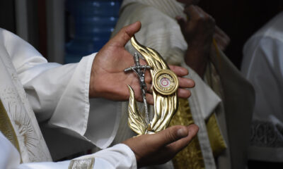 Fotografía de la escultura donde se encuentran las reliquias de San Juan Pablo II, durante una misa este jueves en la Parroquia de San José, en Juitepec. (México). EFE/Tony Rivera