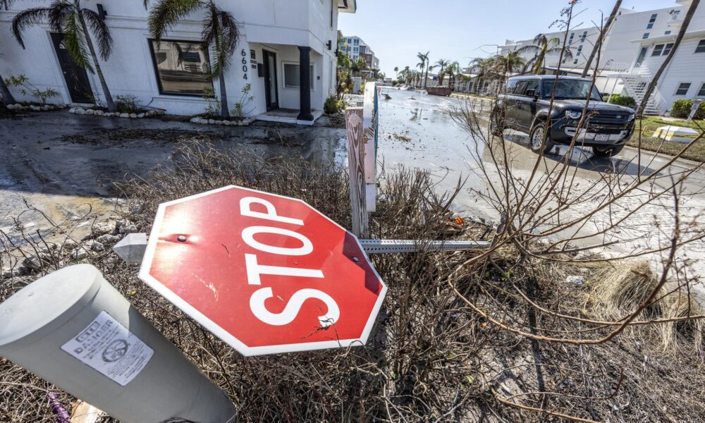 Vista de los daños dejados por el huracán Milton en Siesta Key, Florida, EE. UU., 10 de octubre de 2024. EFE/EPA/Cristobal Herrera-Ulashkevich