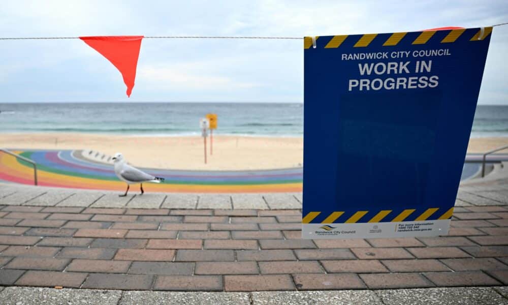 La playa de Coogee, en Sídney, continúa cerrada tras ser contaminada por miles de bolas de alquitrán. 
EFE/EPA/BIANCA DE MARCHI NO ARCHIVING AUSTRALIA AND NEW ZEALAND OUT