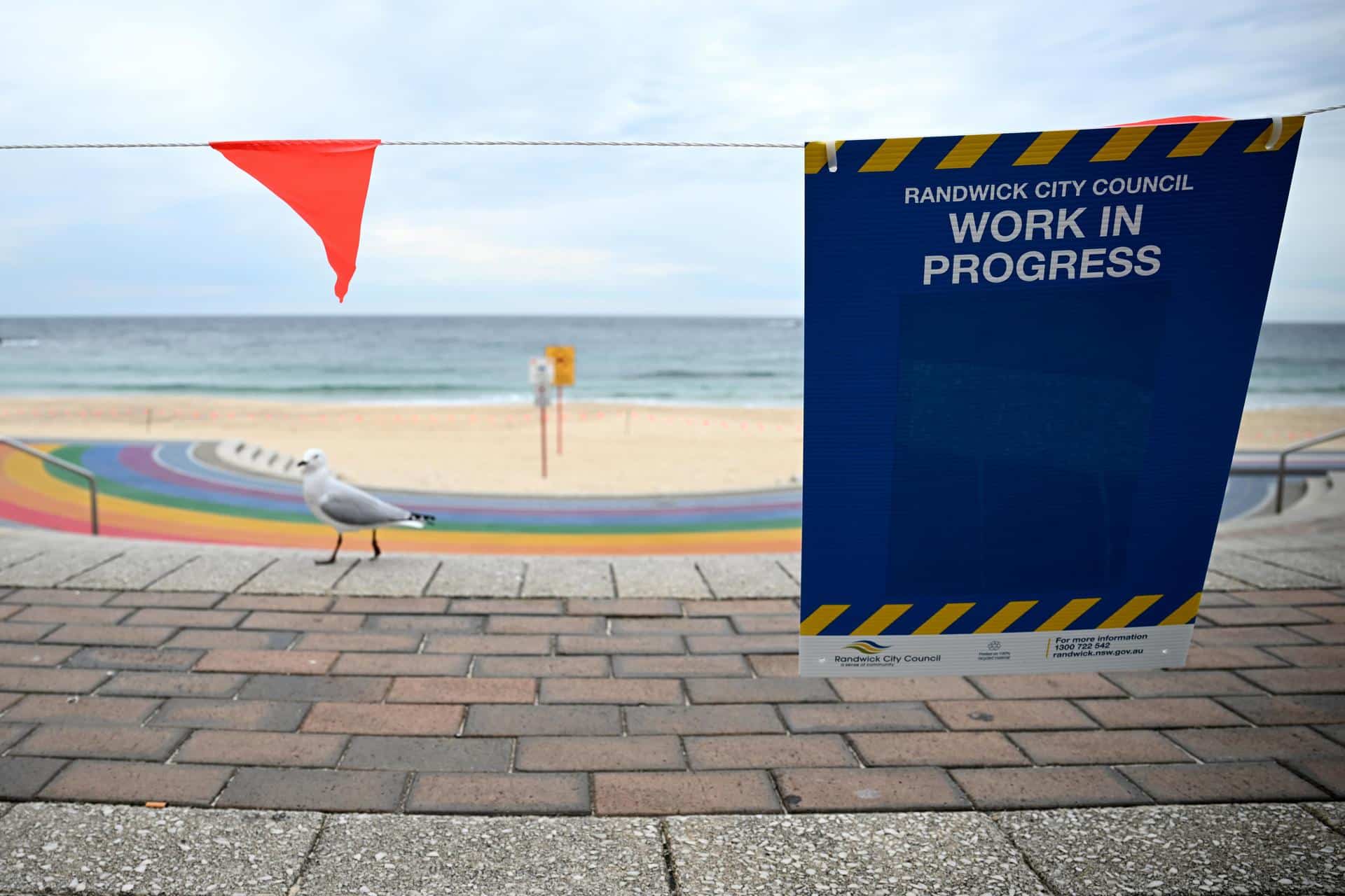 La playa de Coogee, en Sídney, continúa cerrada tras ser contaminada por miles de bolas de alquitrán. 
EFE/EPA/BIANCA DE MARCHI NO ARCHIVING AUSTRALIA AND NEW ZEALAND OUT