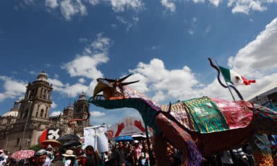 Una persona participa en el desfile de alebrijes monumentales este sábado, en Ciudad de México (México). EFE/Alex Cruz