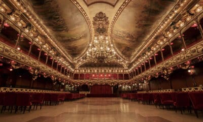 Vista de la sala de baile La Paloma. A Mercè March le brillan los ojos cuando recorre con la mirada los artesonados de madera, los palcos y la gran lámpara dorada de la sala de baile La Paloma, la más antigua de Europa, que con más de 120 años de vida continúa abierta en Barcelona gracias a su tesón. EFE/LA PALOMA SOLO USO EDITORIAL/SOLO DISPONIBLE PARA ILUSTRAR LA NOTICIA QUE ACOMPAÑA (CRÉDITO OBLIGATORIO)