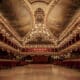 Vista de la sala de baile La Paloma. A Mercè March le brillan los ojos cuando recorre con la mirada los artesonados de madera, los palcos y la gran lámpara dorada de la sala de baile La Paloma, la más antigua de Europa, que con más de 120 años de vida continúa abierta en Barcelona gracias a su tesón. EFE/LA PALOMA SOLO USO EDITORIAL/SOLO DISPONIBLE PARA ILUSTRAR LA NOTICIA QUE ACOMPAÑA (CRÉDITO OBLIGATORIO)