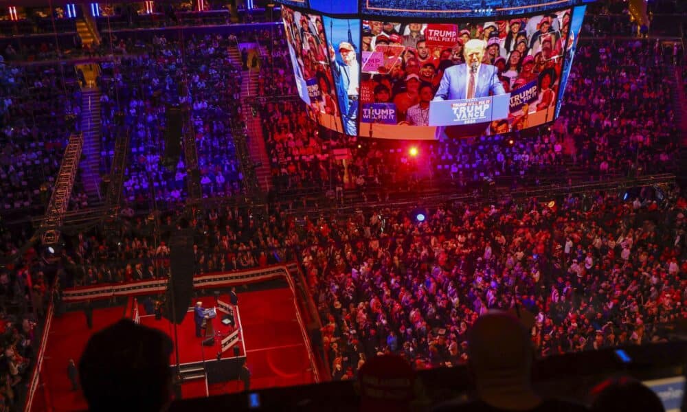 El candidato republicano a la presidencia estadounidense Donald Trump habla durante un acto electoral celebrado en el Madison Square Garden el 27 de octubre de 2024, en Nueva York, Estados Unidos. EFE/ Sarah Yenesel