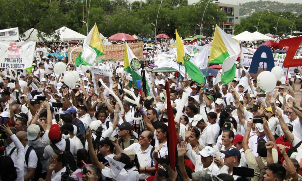 Personas participan en una movilización en contra de la violencia este martes, en Cúcuta (Colombia). EFE/ Mario Caicedo