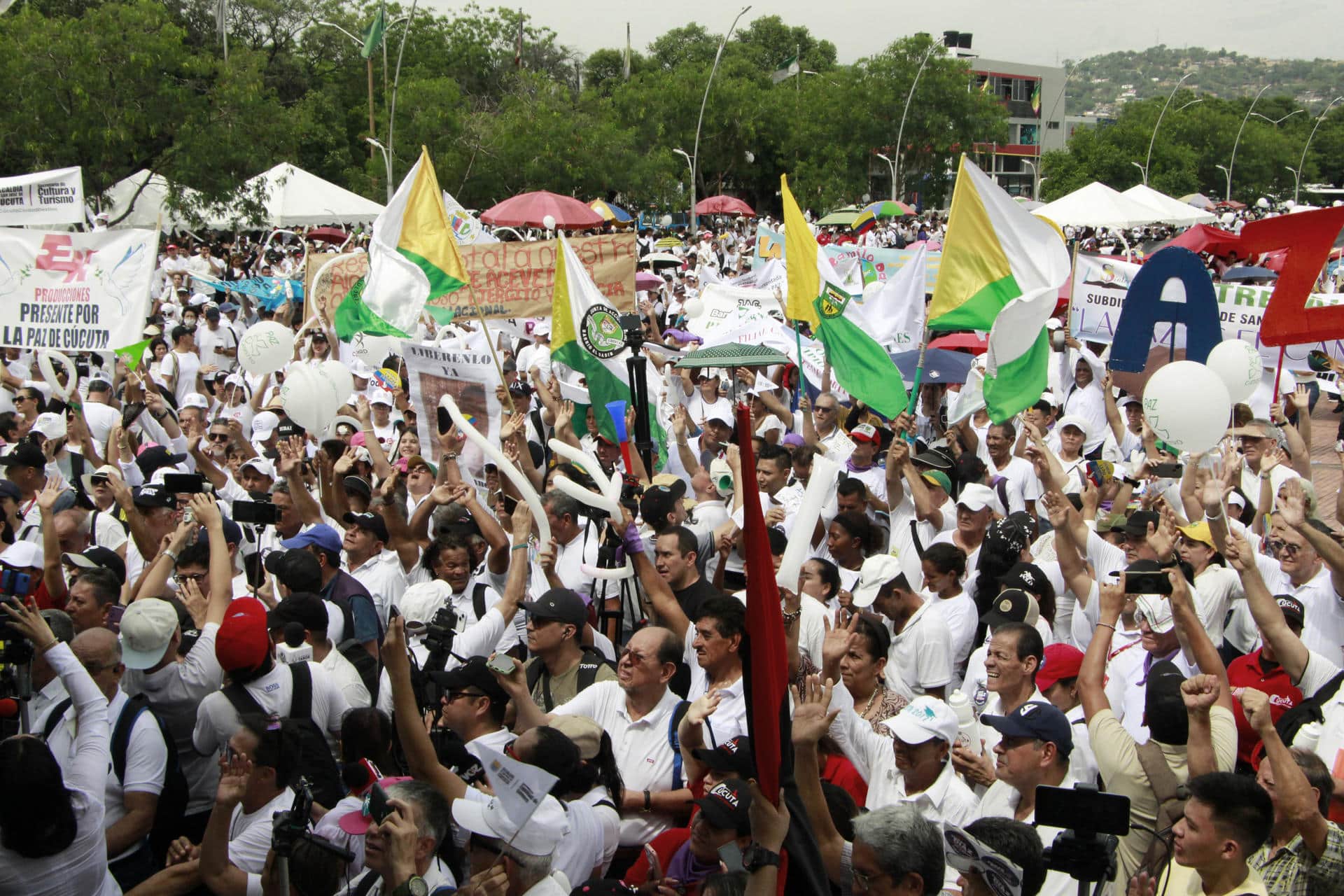 Personas participan en una movilización en contra de la violencia este martes, en Cúcuta (Colombia). EFE/ Mario Caicedo