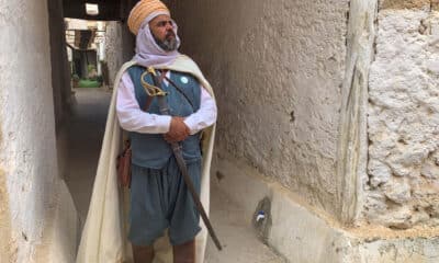 El actor argelino Murad Ziani, ataviado con el traje tradicional, recorre las callejuelas de Busaada, la puerta del desierto del Sáhara y ciudad de la luz. El Gobierno de Argelia inicia una campaña turística para poner de relieve los tesoros culturales y naturales que esconde el sur del país. EFE/Laura Fernández Palomo