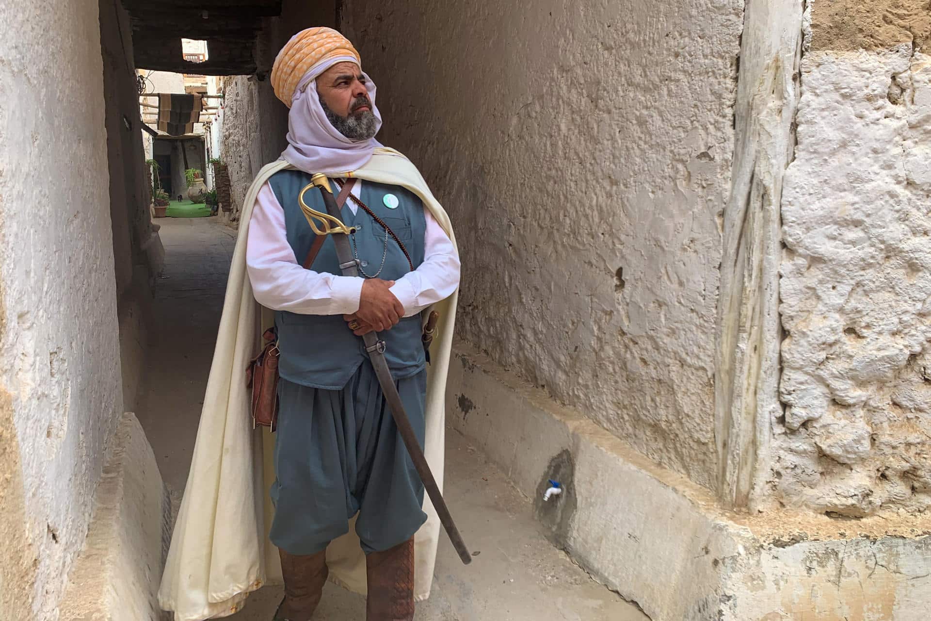 El actor argelino Murad Ziani, ataviado con el traje tradicional, recorre las callejuelas de Busaada, la puerta del desierto del Sáhara y ciudad de la luz. El Gobierno de Argelia inicia una campaña turística para poner de relieve los tesoros culturales y naturales que esconde el sur del país. EFE/Laura Fernández Palomo