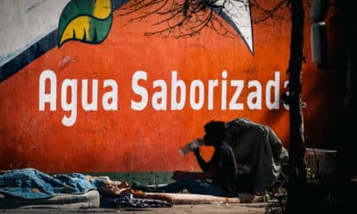 Fotografía de archivo del 27 de marzo de 2024 de una persona en situación de calle en Buenos Aires (Argentina). EFE/ Juan Ignacio Roncoroni