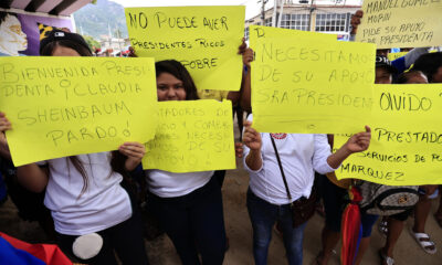 Personas afectadas por el huracán 'John' protestan este miércoles, en el balneario de Acapulco en el estado de Guerrero (México). EFE/David Guzmán