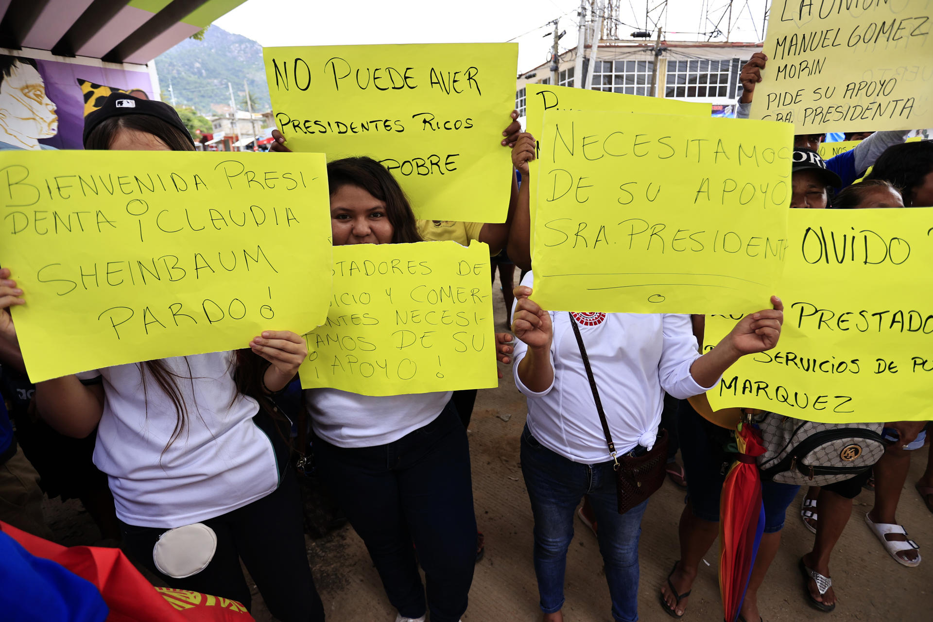 Personas afectadas por el huracán 'John' protestan este miércoles, en el balneario de Acapulco en el estado de Guerrero (México). EFE/David Guzmán