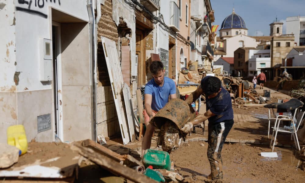 Vecinos de Chiva limpian sus hogares tras la DANA que asolado el sureste español y ha causado más de un centenar de muertos, este jueves. EFE/ Kai Försterling