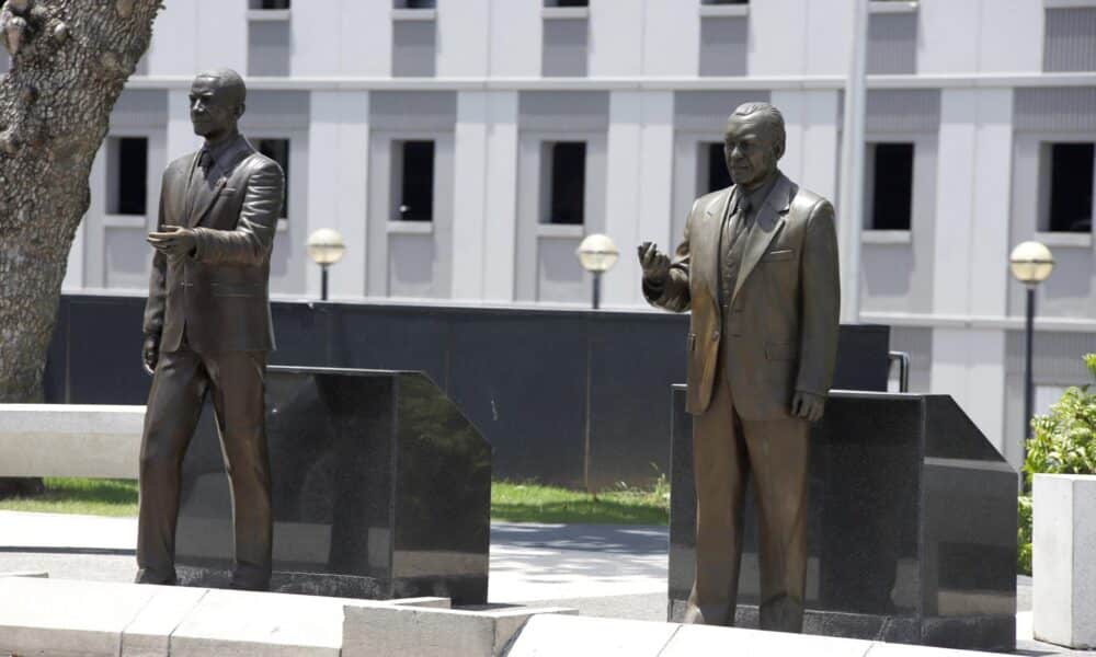 Imagen de archivo de las estatuas de bronce del 44º presidente de los Estados Unidos, Barack Obama (i), y el 38º, Gerald Ford (d), delante del Capitolio en el Paseo de los Presidentes en el Viejo San Juan (Puerto Rico). EFE/ Thais Llorca