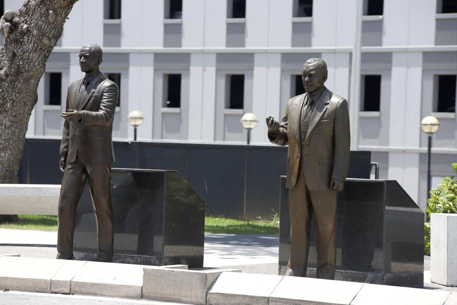 Imagen de archivo de las estatuas de bronce del 44º presidente de los Estados Unidos, Barack Obama (i), y el 38º, Gerald Ford (d), delante del Capitolio en el Paseo de los Presidentes en el Viejo San Juan (Puerto Rico). EFE/ Thais Llorca