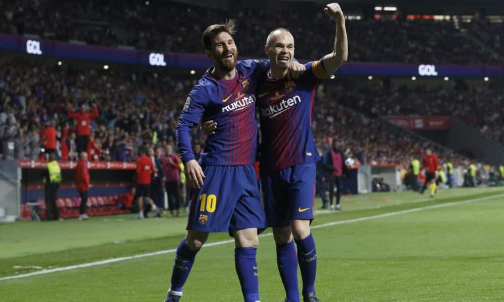 Los jugadores Lionel Messi (i) y Andrés Iniesta durante un partido con el FC Barcelona. EFE/Ballesteros