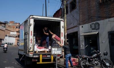 Foto de archivo de trabajadores descargando alimentos de un camión, en Caracas (Venezuela). EFE/ Miguel Gutiérrez