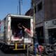 Foto de archivo de trabajadores descargando alimentos de un camión, en Caracas (Venezuela). EFE/ Miguel Gutiérrez