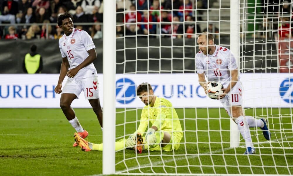 El jugador de Dinamarca Christian Eriksen (d) celebra el 2-2 gante el portero suizo Gregor Kobel (C) durante el partido de la UEFA Nations League jugado en St. Gallen,Suiza. EFE/EPA/PETER KLAUNZER