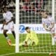 El jugador de Dinamarca Christian Eriksen (d) celebra el 2-2 gante el portero suizo Gregor Kobel (C) durante el partido de la UEFA Nations League jugado en St. Gallen,Suiza. EFE/EPA/PETER KLAUNZER