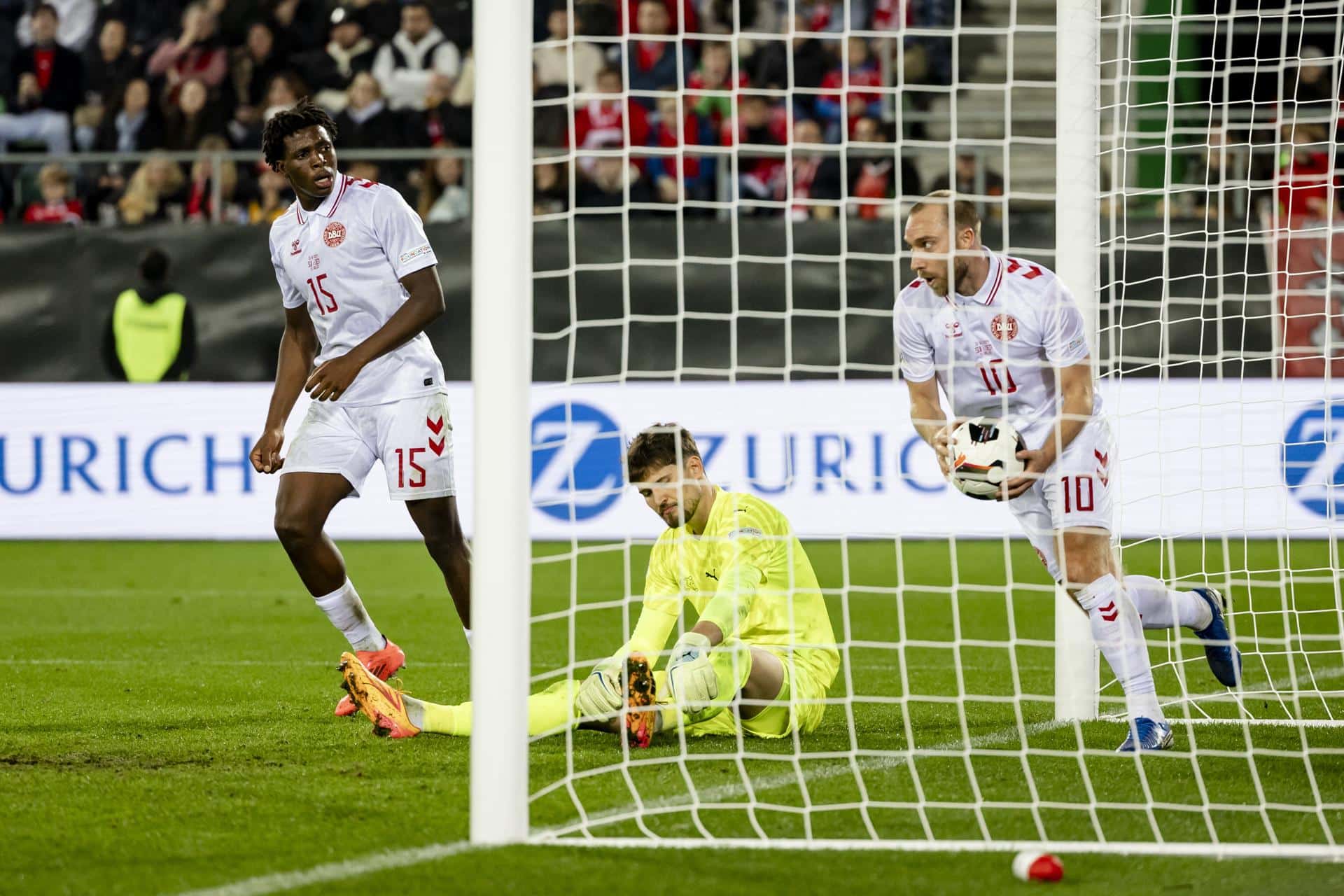 El jugador de Dinamarca Christian Eriksen (d) celebra el 2-2 gante el portero suizo Gregor Kobel (C) durante el partido de la UEFA Nations League jugado en St. Gallen,Suiza. EFE/EPA/PETER KLAUNZER