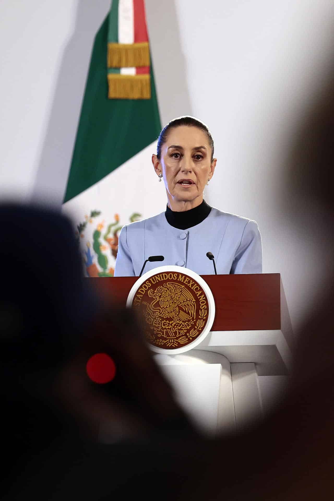 La presidenta de México, Claudia Sheinbaum, habla durante su conferencia de prensa matutina este jueves, en el Palacio Nacional de la Ciudad de México (México). EFE/ José Méndez