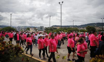 Ciudadanas hondureños participan en una caminata con motivo del Día Internacional del Cáncer de Mama este sábado, en Tegucigalpa (Honduras). EFE/ STR