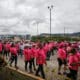 Ciudadanas hondureños participan en una caminata con motivo del Día Internacional del Cáncer de Mama este sábado, en Tegucigalpa (Honduras). EFE/ STR