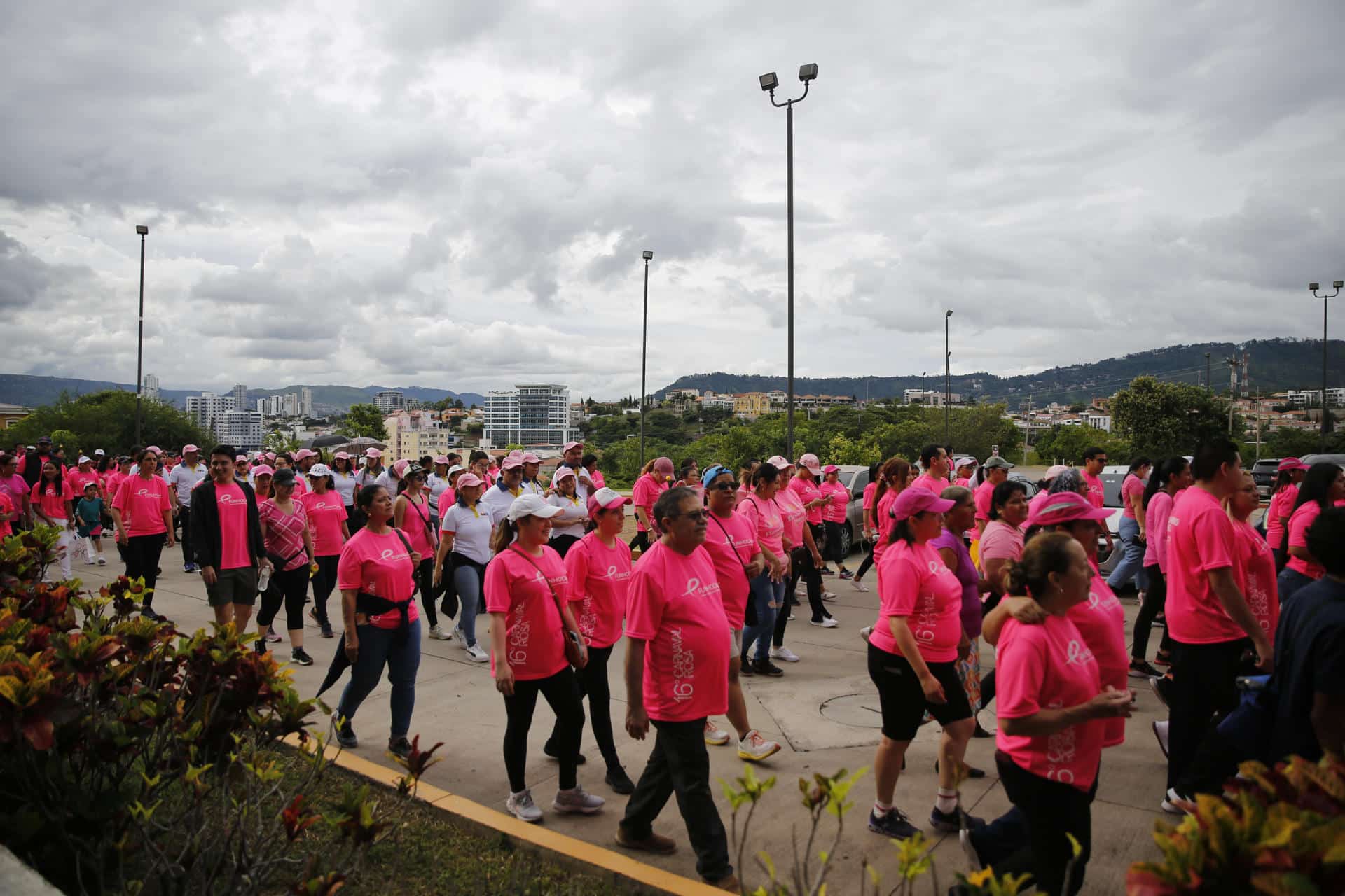 Ciudadanas hondureños participan en una caminata con motivo del Día Internacional del Cáncer de Mama este sábado, en Tegucigalpa (Honduras). EFE/ STR