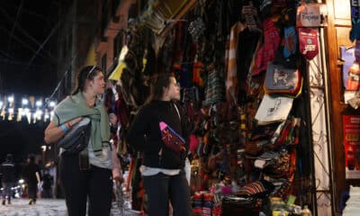 Turistas pasean en el sector turístico conocido como el Callejón de las Brujas, en el centro de la ciudad de La Paz (Bolivia). La inestabilidad social, que es casi una constante en Bolivia, se ha ensañado con sectores de la economía naranja como el turismo y la gastronomía. EFE/ Luis Gandarillas