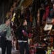 Turistas pasean en el sector turístico conocido como el Callejón de las Brujas, en el centro de la ciudad de La Paz (Bolivia). La inestabilidad social, que es casi una constante en Bolivia, se ha ensañado con sectores de la economía naranja como el turismo y la gastronomía. EFE/ Luis Gandarillas