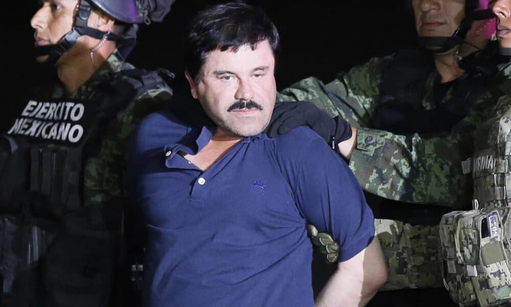 Imagen de archivo del narcotraficante Joaquín "El Chapo" Guzmán (c) tras su recaptura en la ciudad de Los Mochis, Sinaloa (México). EFE/José Méndez