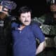 Imagen de archivo del narcotraficante Joaquín "El Chapo" Guzmán (c) tras su recaptura en la ciudad de Los Mochis, Sinaloa (México). EFE/José Méndez