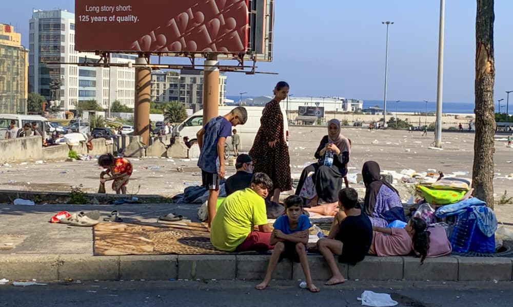 Una familia de desplazados acampa en una plaza de Beirut tras huir de bombardeos israelíes en los suburbios sur de la capital.EFE/Carles Grau