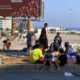 Una familia de desplazados acampa en una plaza de Beirut tras huir de bombardeos israelíes en los suburbios sur de la capital.EFE/Carles Grau