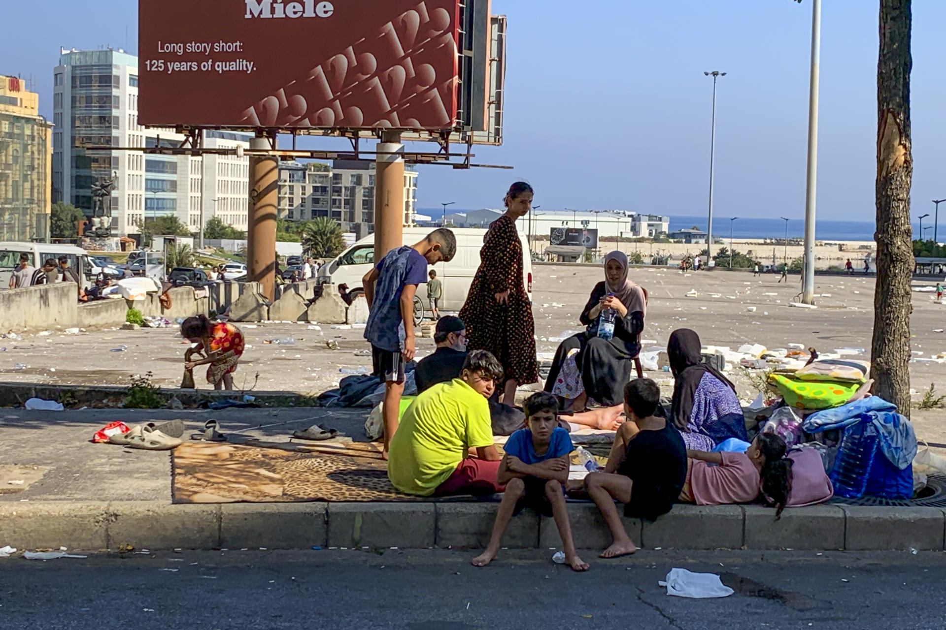 Una familia de desplazados acampa en una plaza de Beirut tras huir de bombardeos israelíes en los suburbios sur de la capital.EFE/Carles Grau