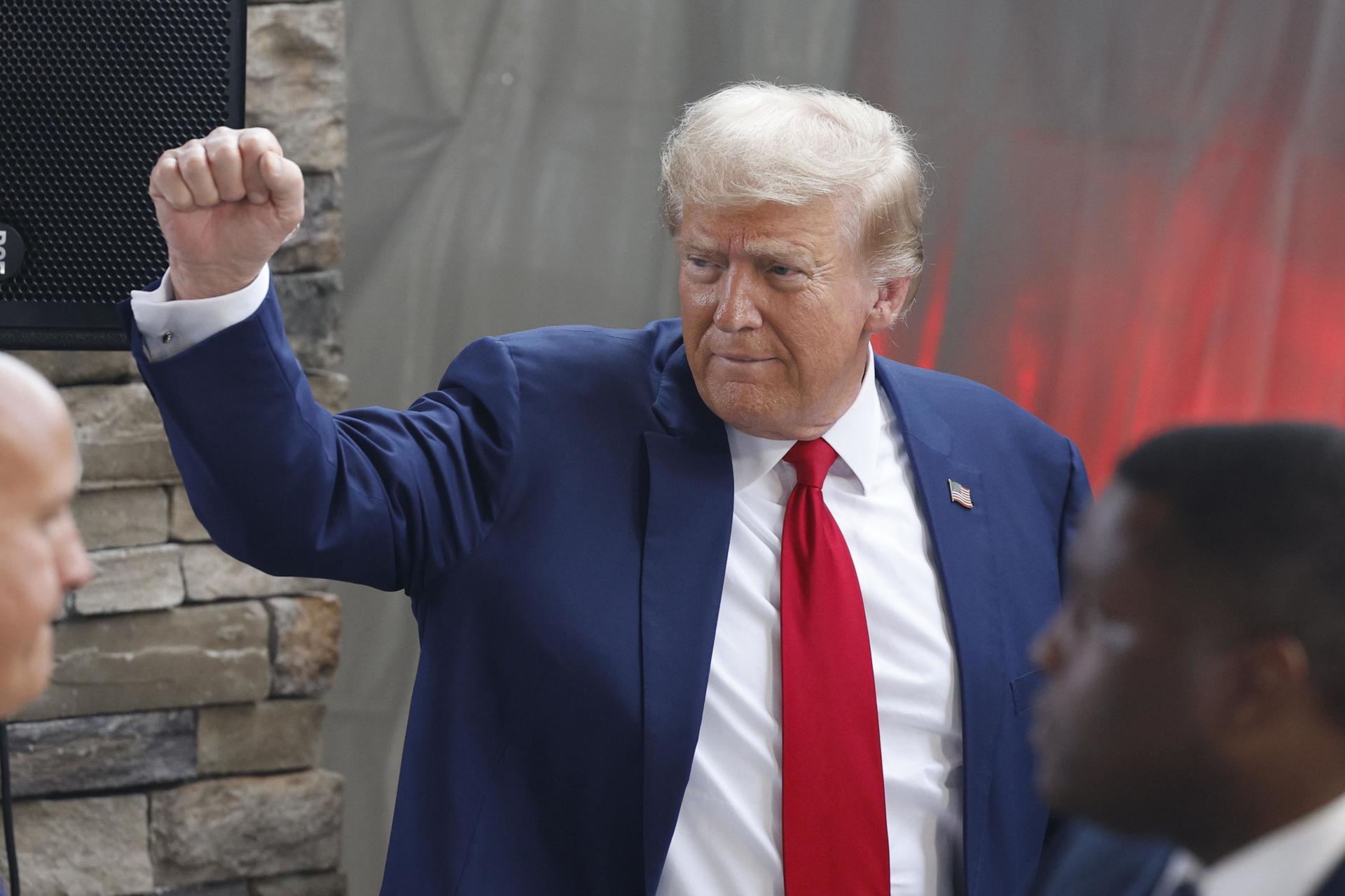 El expresidente de EE. UU. y candidato presidencial republicano Donald Trump gesticula después de hablar con los medios de comunicación. EFE/EPA/ERIK S. LESSER