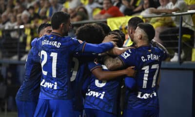 Los jugadores del Getafe celebran el 1-1, durante el partido de la décima jornada de LaLiga EA Sports que Villarreal CF y Getafe CF disputan este domingo en el estadio de la Cerámica. EFE/Andreu Esteban