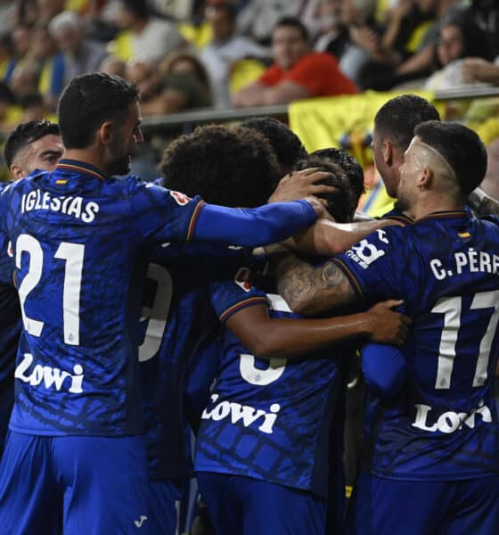 Los jugadores del Getafe celebran el 1-1, durante el partido de la décima jornada de LaLiga EA Sports que Villarreal CF y Getafe CF disputan este domingo en el estadio de la Cerámica. EFE/Andreu Esteban