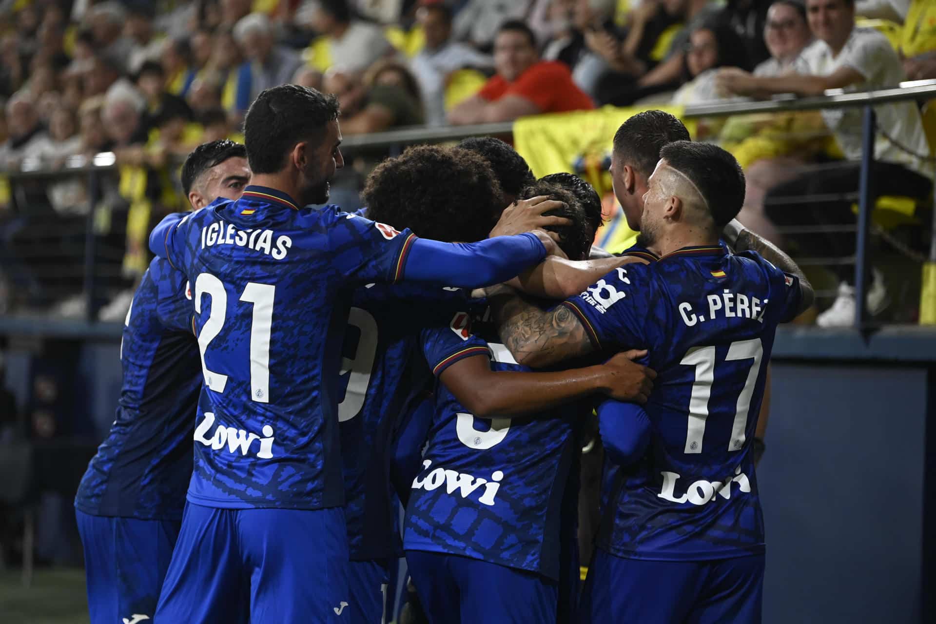 Los jugadores del Getafe celebran el 1-1, durante el partido de la décima jornada de LaLiga EA Sports que Villarreal CF y Getafe CF disputan este domingo en el estadio de la Cerámica. EFE/Andreu Esteban