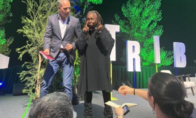 La actriz, comediante y presentadora estadounidense Whoopi Goldberg (d) afirmó este viernes que la risa es terapéutica cuando se pierde a un ser querido, porque "sirve para seguir respirando" y aseguró que ella misma se ríe en los funerales. Así lo señaló durante una charla con el humorista y comentarista político portugués Ricardo Araújo Pereira (i) en la primera edición europea del festival de cine Tribeca, que se celebra en la capital de Portugal.  EFE/ Rocío Muñoz