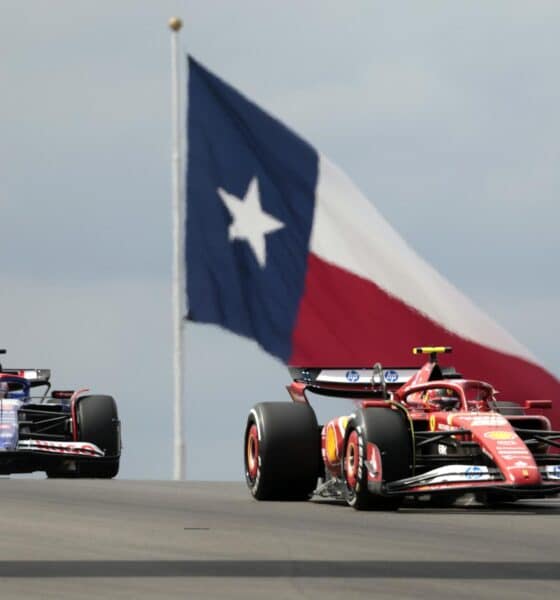 El piloto español de Ferrari, Carlos Sainz (adelante), lideró este viernes en la ciudad de Austin la única sesión de entrenamientos libres para el Gran Premio de Fórmula Uno de Estados Unidos. EFE/EPA/JOHN MABANGLO