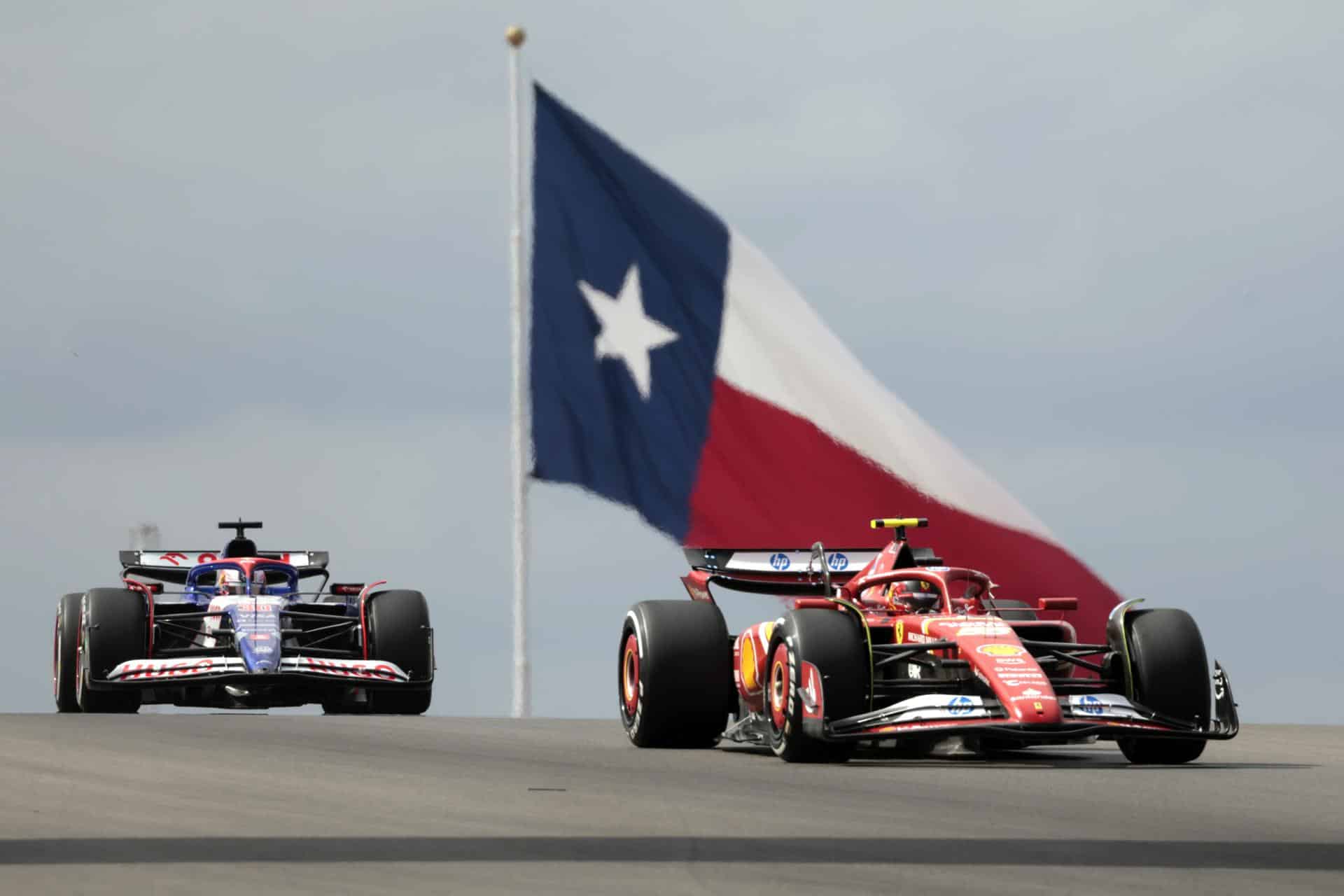 El piloto español de Ferrari, Carlos Sainz (adelante), lideró este viernes en la ciudad de Austin la única sesión de entrenamientos libres para el Gran Premio de Fórmula Uno de Estados Unidos. EFE/EPA/JOHN MABANGLO