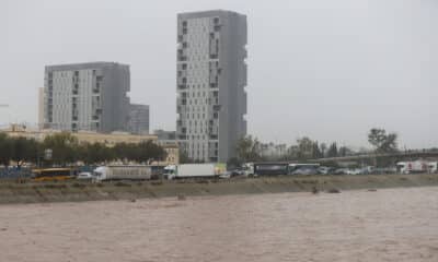 Vista general del nuevo cauce del Turia este miércoles junto a la V-30 atascada a su paso por el barrio de La Torre de Valencia, uno de los barrios periféricos de la zona sur que sufre inundaciones a causa de las fuertes lluvias de las últimas horas. EFE/Manuel Bruque