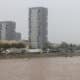 Vista general del nuevo cauce del Turia este miércoles junto a la V-30 atascada a su paso por el barrio de La Torre de Valencia, uno de los barrios periféricos de la zona sur que sufre inundaciones a causa de las fuertes lluvias de las últimas horas. EFE/Manuel Bruque