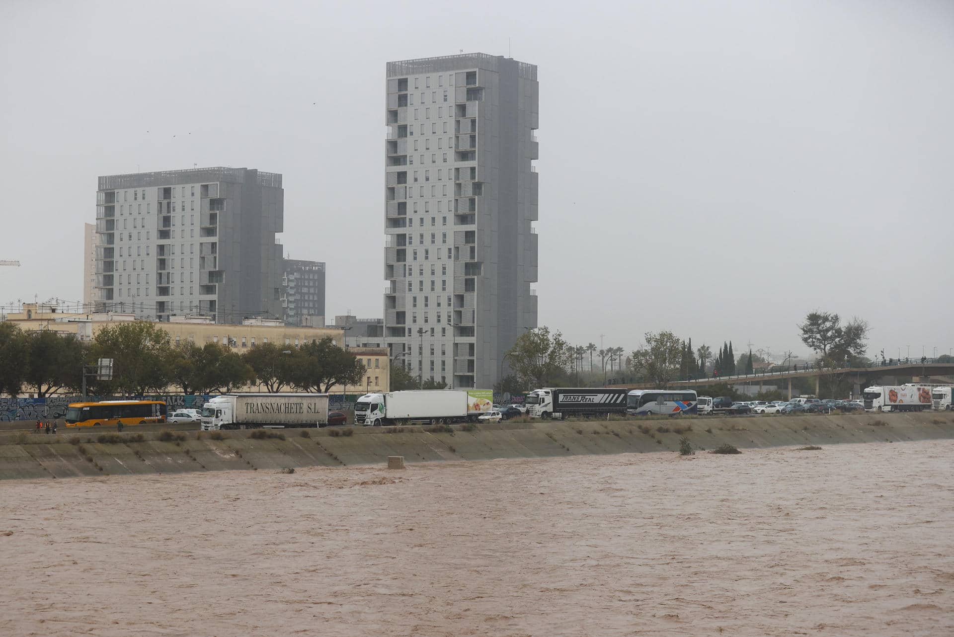 Vista general del nuevo cauce del Turia este miércoles junto a la V-30 atascada a su paso por el barrio de La Torre de Valencia, uno de los barrios periféricos de la zona sur que sufre inundaciones a causa de las fuertes lluvias de las últimas horas. EFE/Manuel Bruque