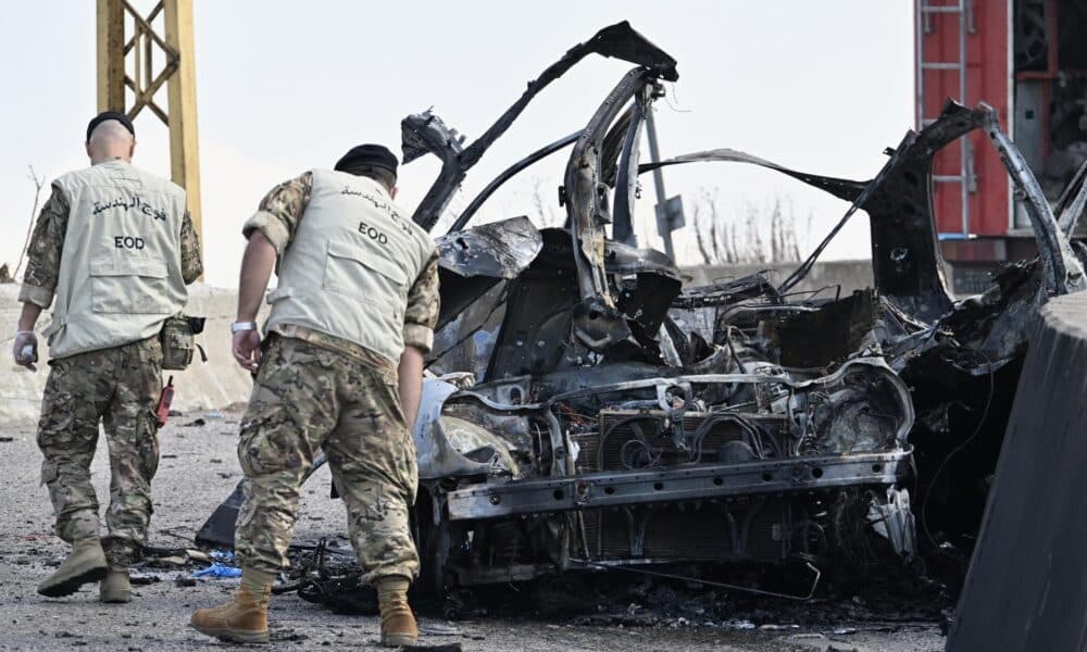 Soldados del Ejército libanés y bomberos inspeccionan el coche que fue blanco de un dron israelí en la zona de Araya, al este de Beirut, Líbano, 31 de octubre de 2024. 
 EFE/EPA/WAEL HAMZEH