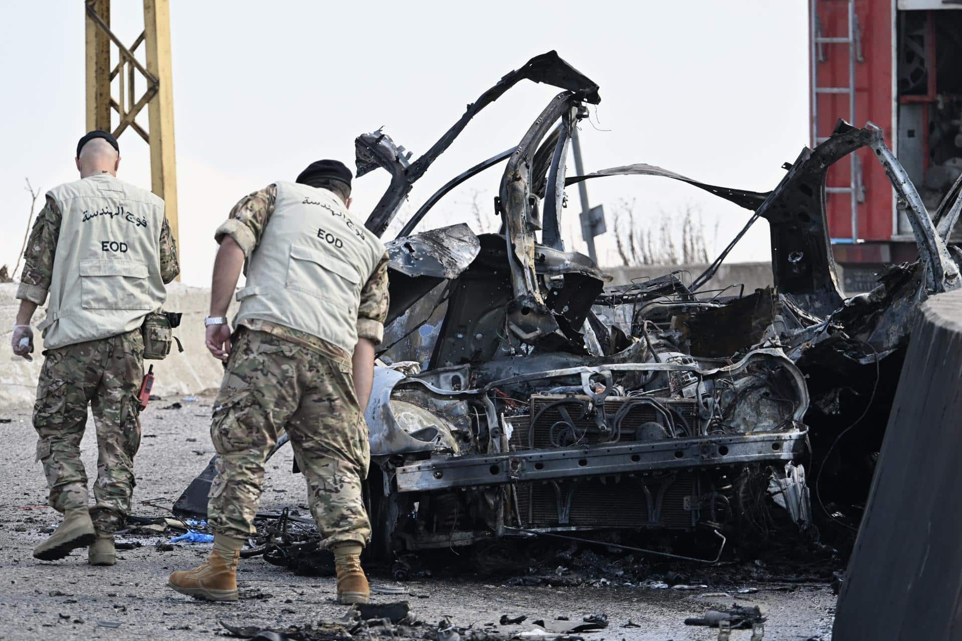 Soldados del Ejército libanés y bomberos inspeccionan el coche que fue blanco de un dron israelí en la zona de Araya, al este de Beirut, Líbano, 31 de octubre de 2024. 
 EFE/EPA/WAEL HAMZEH