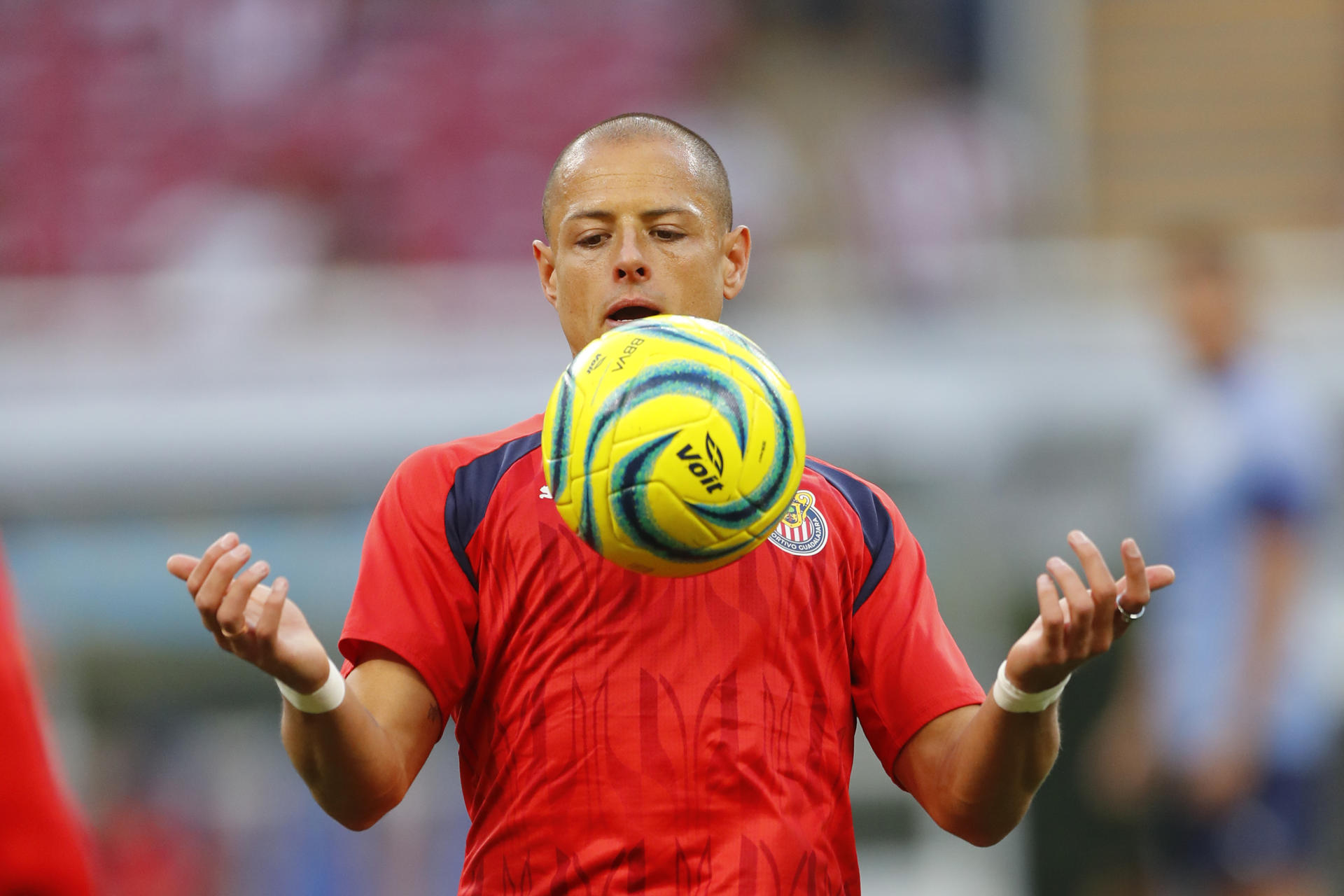 Javier Hernández del Guadalajara participa en un entrenamiento en el Estadio Akron, en Guadalajara (México). Archivo. EFE/ Francisco Guasco